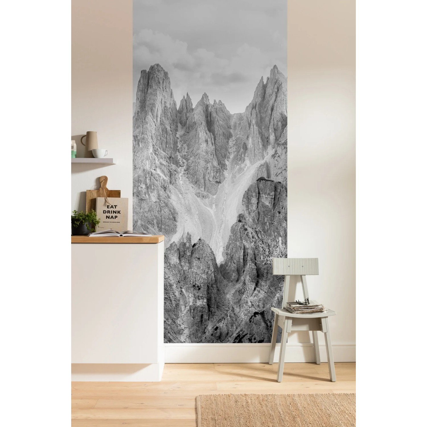Komar Vlies Fototapete Peaks, 100x250cm, Berglandschaft in Schwarz-Weiß für Wohn- und Schlafzimmer.