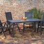 Anthrazit-farbener Acamp Klappsessel Urban mit Tisch als Gartenmöbel-Set.