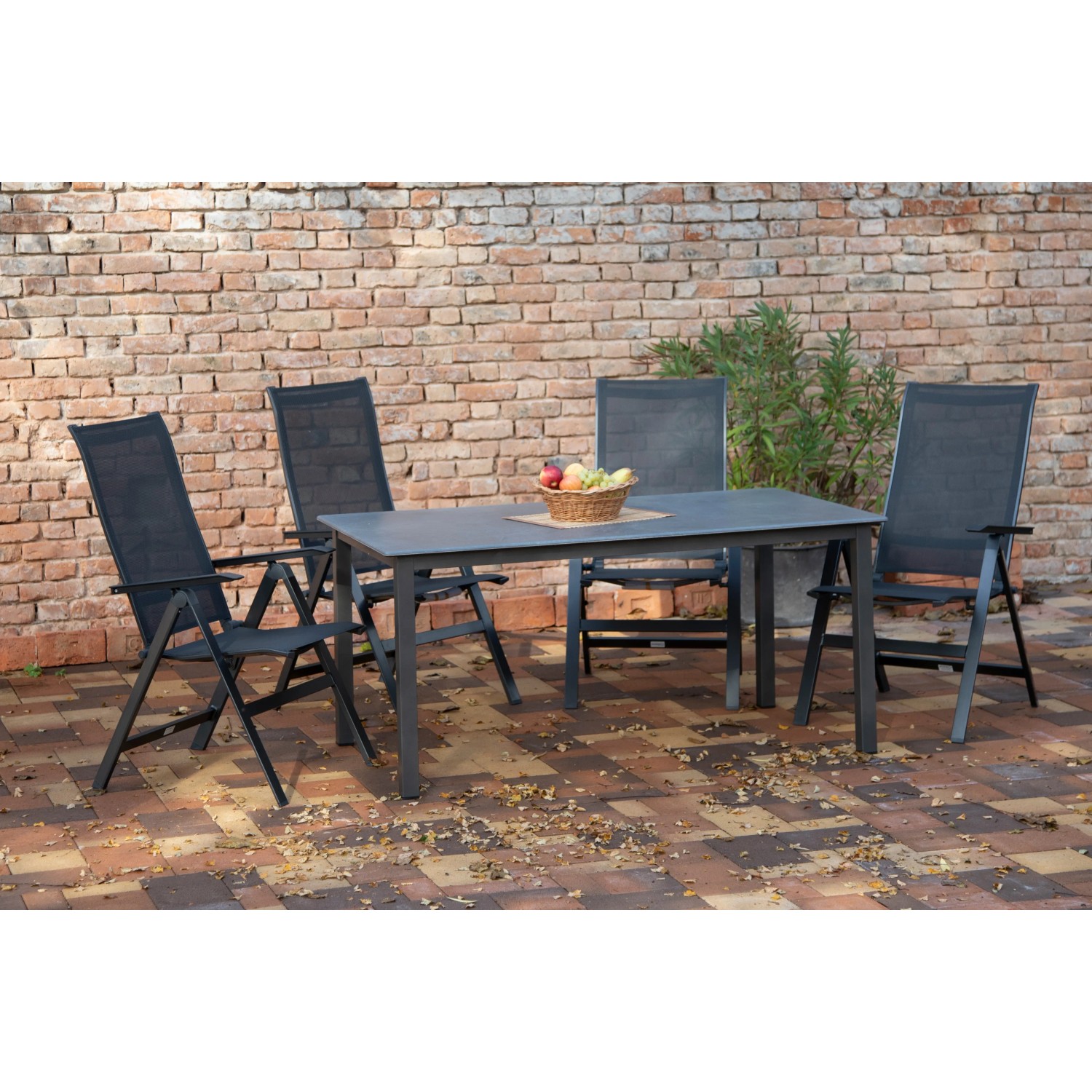 Anthrazit-farbener Acamp Klappsessel Urban mit Tisch als Gartenmöbel-Set.