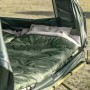 Grünes SoBuy Feldbett 4in1-Zelt mit Campingliege für 2 Personen, inklusive Schlafsack und Kissen.
