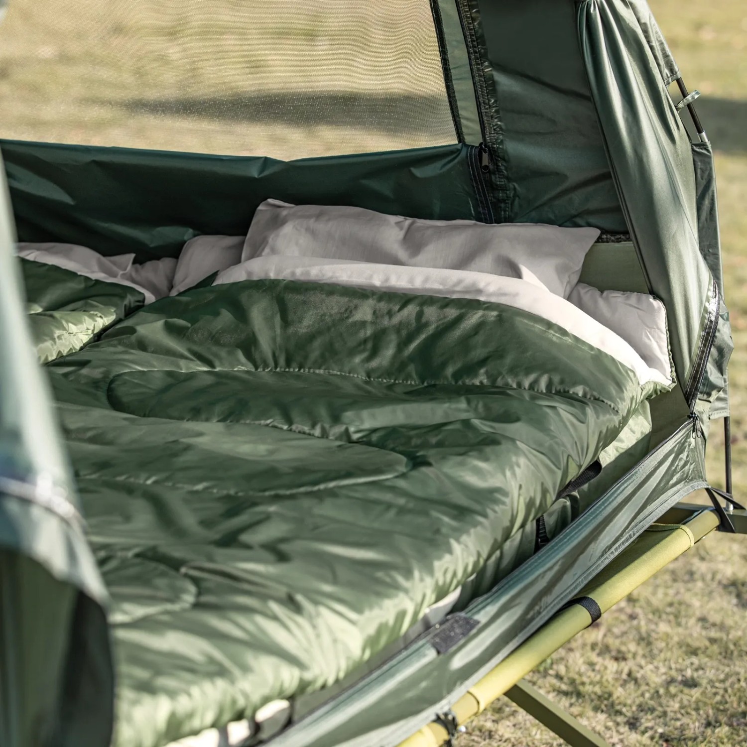 Grünes SoBuy Feldbett 4in1-Zelt mit Campingliege für 2 Personen, inklusive Schlafsack und Kissen.