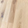 Detailaufnahme: Stufe der Treppe Kos aus rustikaler Eiche Natur, unbehandelt.