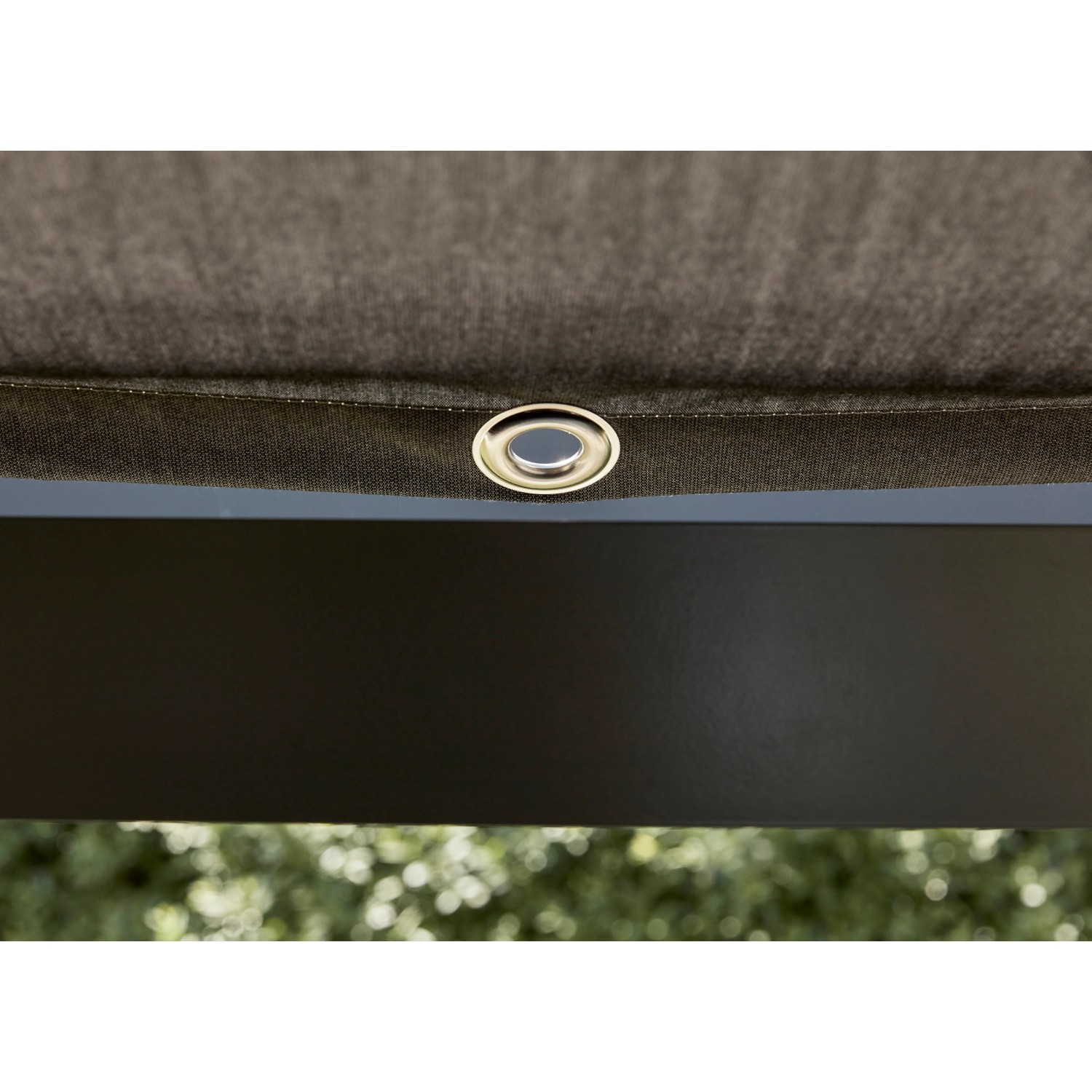 Detailaufnahme: Graphite Gutta Seilspannmarkise mit Öse für Terrassenüberdachung.