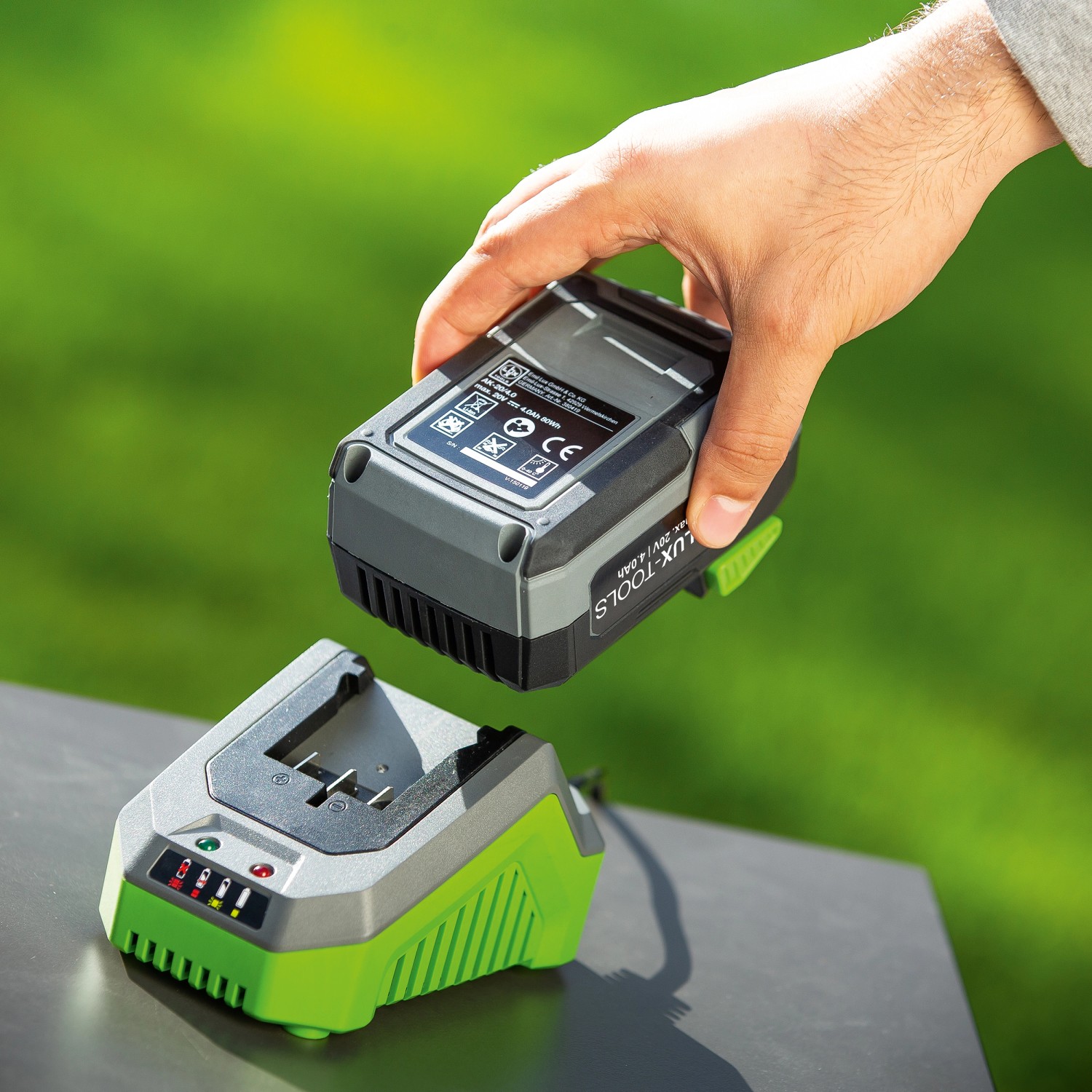 LUX 20V Akku 2Ah wird in Ladestation eingesetzt. Akku für Elektrowerkzeuge aus dem 1 PowerSystem.