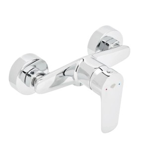 Glänzende Chrom Duscharmatur mit Einhebelmischer für Wandmontage. Moderne Brausebatterie für Bad und Dusche.