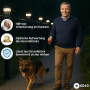 Mann geht mit Hund an Zaun mit leuchtenden 6040 Solarleuchten. Zaunbeleuchtung für Sicherheit & Orientierung.