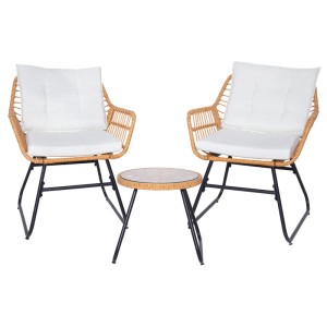 Svita Amalfi Rattan Balkonset: 2 Stühle mit weißen Kissen und runder Tisch, naturfarbenes Polyrattan, schwarzes Stahlgestell.