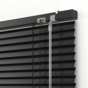 Schwarze Gardinia Aluminium Jalousie (40x175 cm) mit Bedienungselementen.