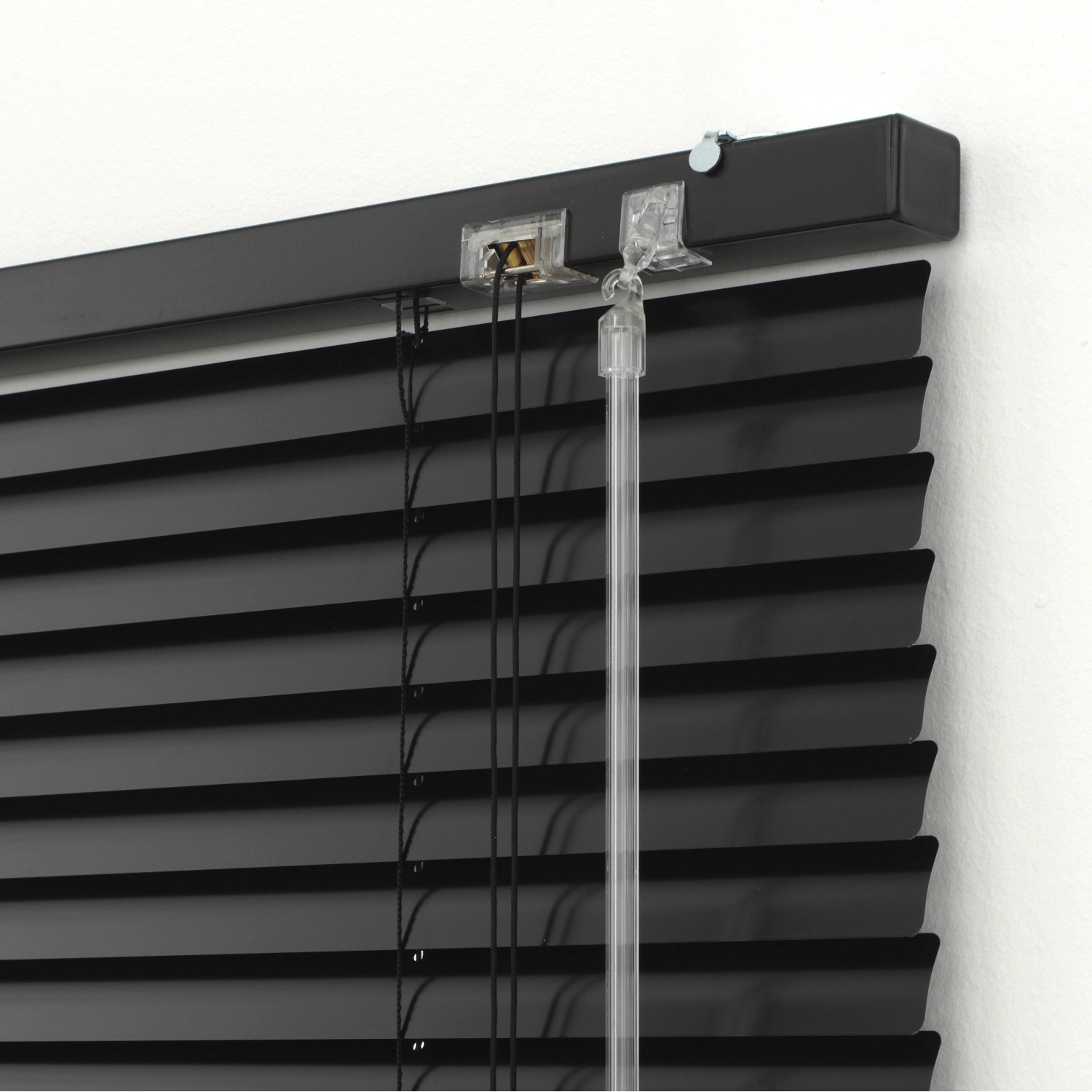 Schwarze Gardinia Aluminium Jalousie (40x175 cm) mit Bedienungselementen.