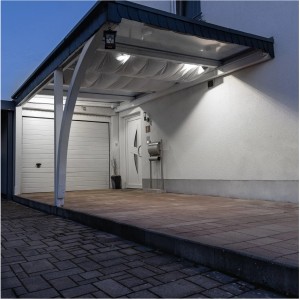 Beleuchteter Hauseingang mit schwarzem LED Strahler 10W, 900lm, 4000K, IP65.