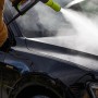 AVA Evolution P60 Hochdruckreiniger im Einsatz: Auto wird mit Wasserstrahl gereinigt.