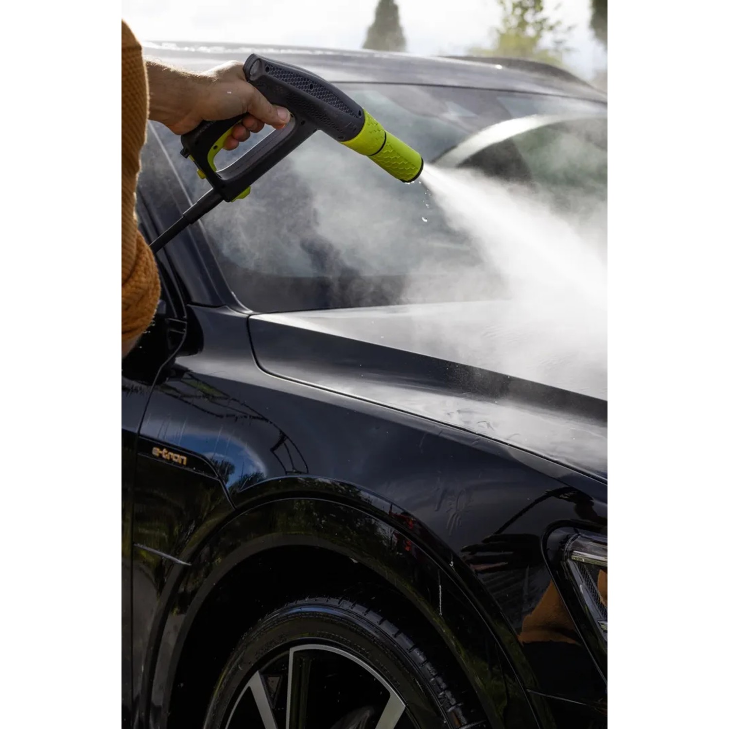 AVA Evolution P60 Hochdruckreiniger im Einsatz: Auto wird mit Wasserstrahl gereinigt.