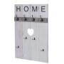 Weiße Wandgarderobe im Shabby-Look mit 8 Haken und Herz-Ausschnitt.
