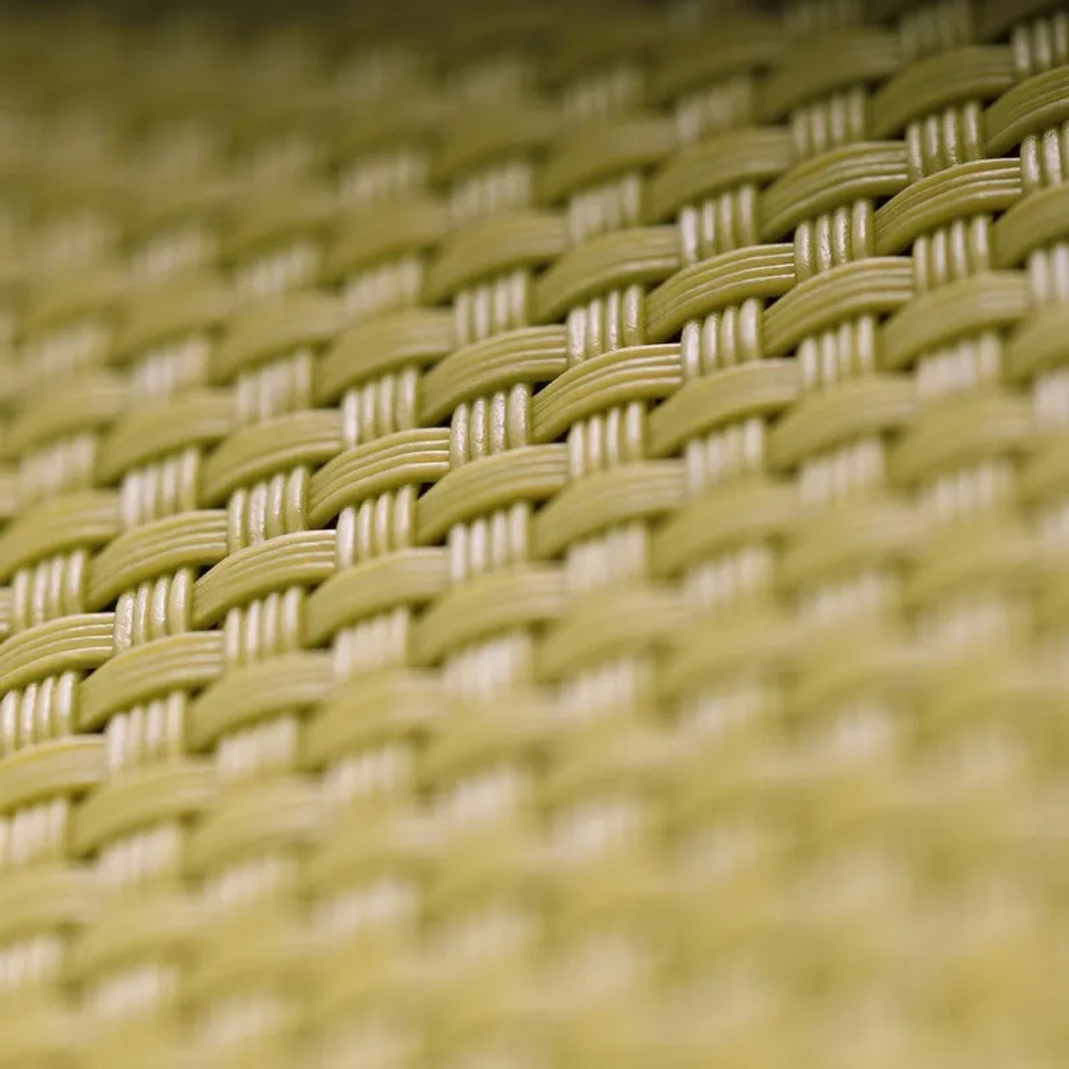 Detailaufnahme: Gewebte Textur des wetterfesten Outdoor Teppichs Aversa in Gelb.