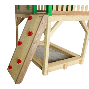 Kletterwand aus Holz mit roten Klettersteinen für ein Spielhaus im Garten.