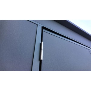 Detailansicht: Türscharnier am anthrazitfarbenen Weka Metall-Gerätehaus Gary.