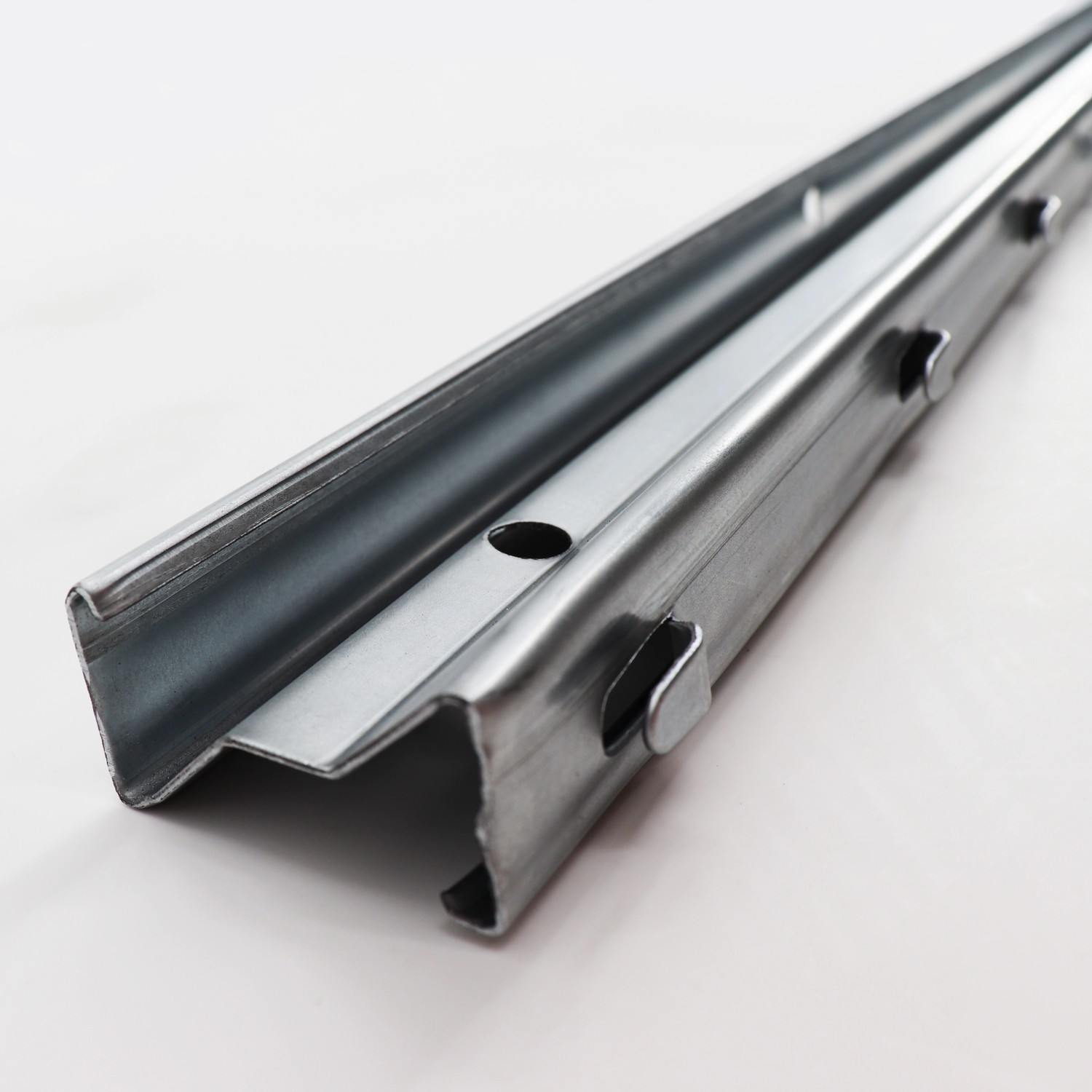 Nahaufnahme eines Aquagart Z-Profil Zaunpfostens aus verzinktem Stahl mit Haken.