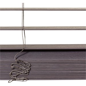 Graue OBI Jalousie in Holzoptik, Lamellen und Zugschnur im Detail.