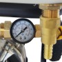 Detailaufnahme: Manometer und Messing-Ventil der FM-SOLAR Befüllstation für Solaranlagen.