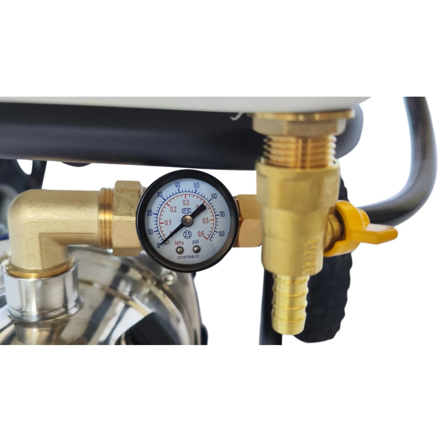 Detailaufnahme: Manometer und Messing-Ventil der FM-SOLAR Befüllstation für Solaranlagen.