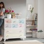 Kommode im Shabby-Chic-Stil mit Bondex Kreidefarbe Kreativ Weiß und farbigen Schubladen.