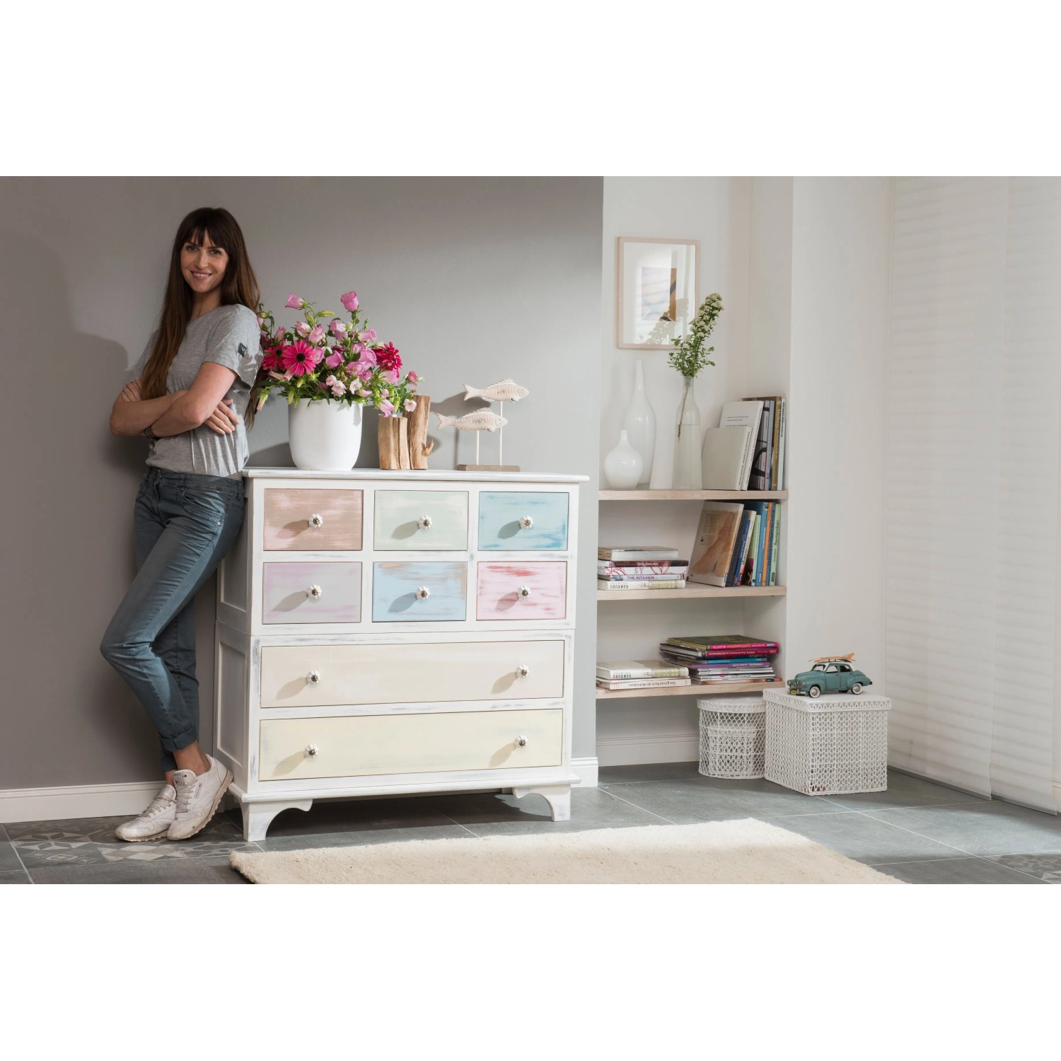 Kommode im Shabby-Chic-Stil mit Bondex Kreidefarbe Kreativ Weiß und farbigen Schubladen.
