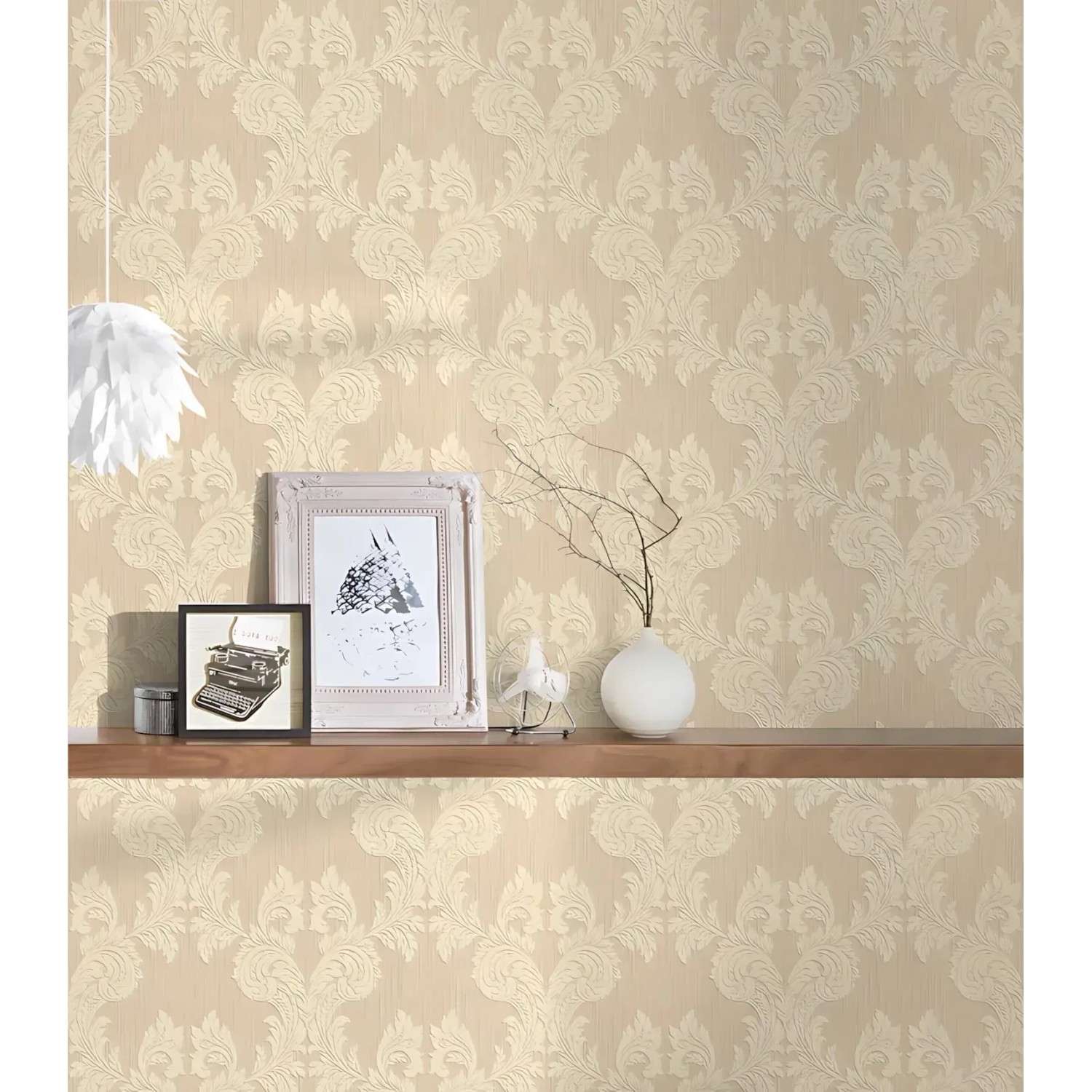Beige-gelbe Barock Tapete mit Textiloptik (PROFHOME 956302-GU), matte Oberfläche.