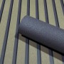 Marburg Vliestapete GZSZ Textiloptik Uni Schwarz, Rolle vor Wand mit Streifenmuster.