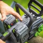LUX-TOOLS Akku-Kettensäge A-KS-2x20/405 1 PowerSystem in Nutzung, Bedienelement wird betätigt.