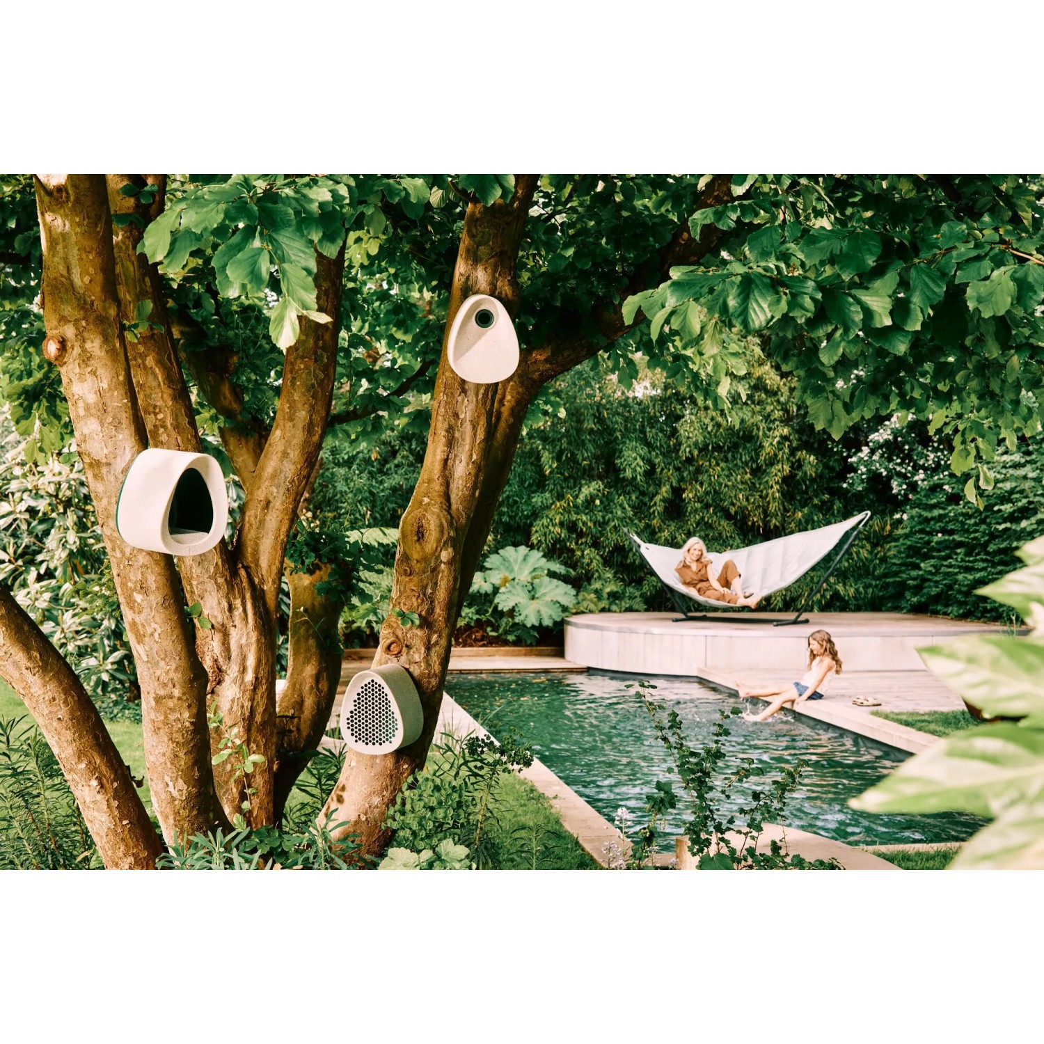 Elho Vogelfutterhaus Essential, 18 cm, Grau, an Baum befestigt, Gartenambiente.