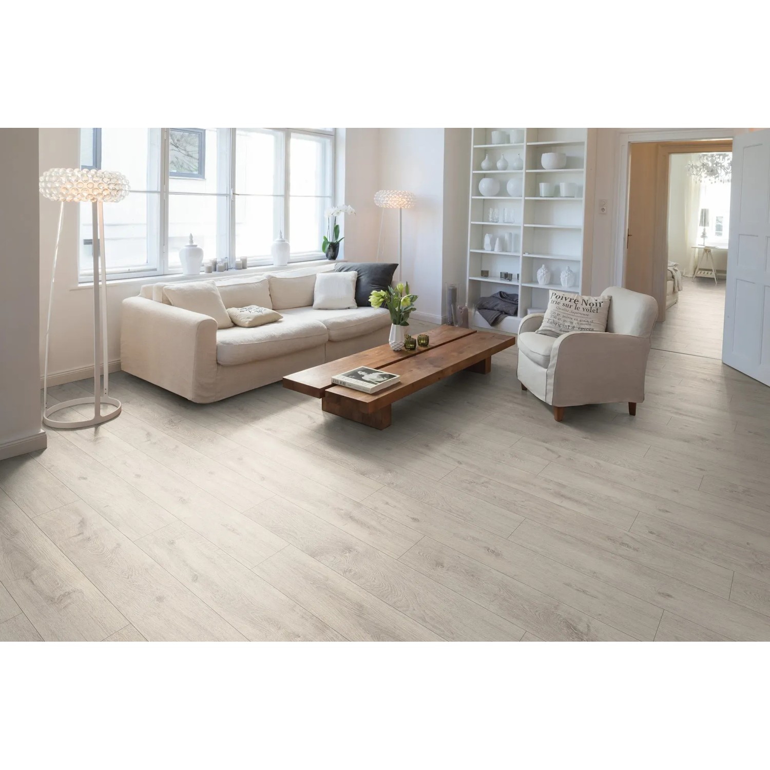 Wohnraum mit Egger NatureSense Aqua Laminat 10 mm in Grau. Wasserfester Laminatboden im modernen Ambiente.