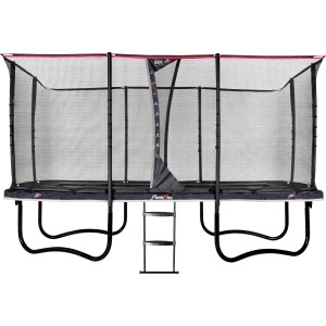 Schwarzes, rechteckiges EXIT PeakPro Gartentrampolin 244x427 cm mit Sicherheitsnetz und Leiter.