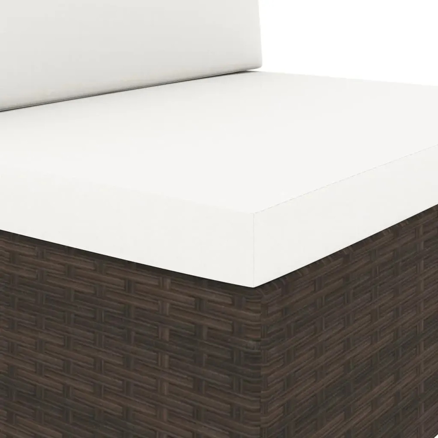 Detailaufnahme: Braunes Poly Rattan Gartenmöbel-Set mit cremeweißen Polstern.