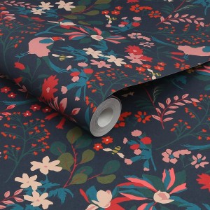 Joules Vliestapete Fields Edge Floral French Navy Blau mit Blumenmuster, Vögeln und Bienen.