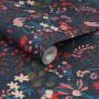 Joules Vliestapete Fields Edge Floral French Navy Blau mit Blumenmuster, Vögeln und Bienen.
