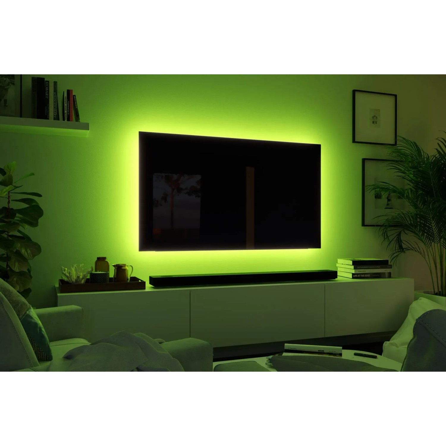 Paulmann MaxLED TV-Hintergrundbeleuchtung mit grünem LED-Streifen am 55-Zoll-Fernseher.