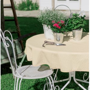Rechteckige Garten-Tischdecke, 110x140 cm, Creme, auf Gartentisch mit Pflanzen.