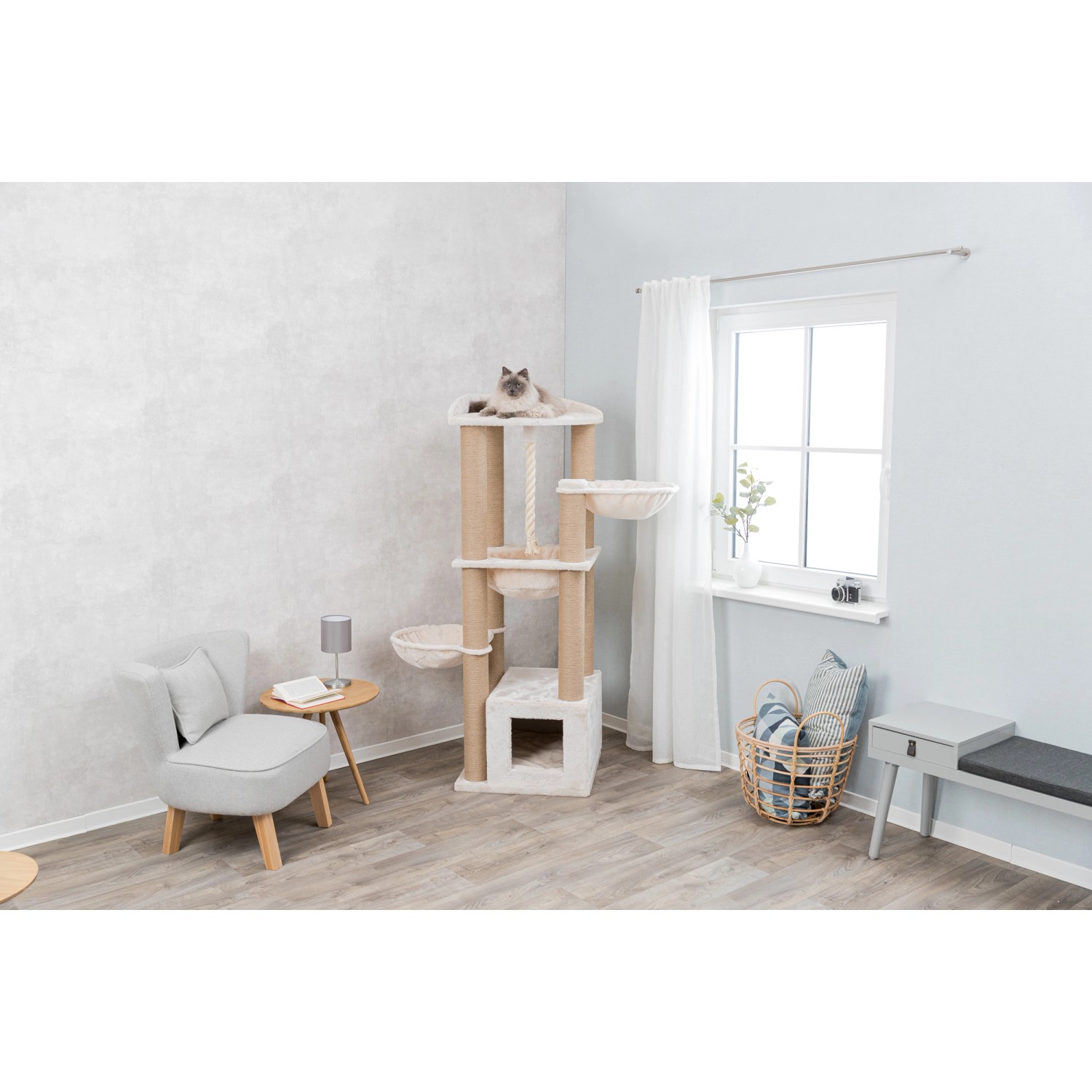 Cremefarbener Kratzbaum XXL Elia (172 cm) mit Liegeflächen, Hängematten und Höhle.