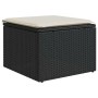 Schwarzer vidaXL Gartenmöbel-Fußhocker aus Rattan mit cremefarbenem Kissen. Teil einer Sofagarnitur.