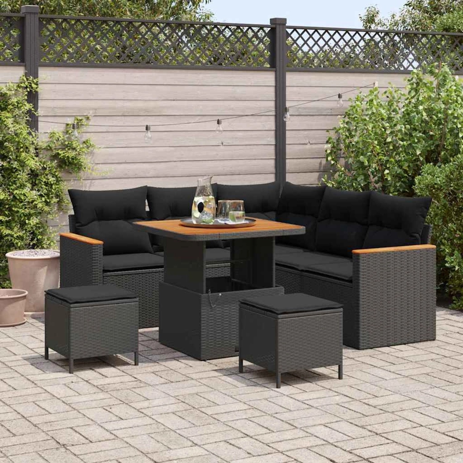 8-teiliges Garten-Sofa-Set aus Poly Rattan in Schwarz mit Tisch und Kissen.