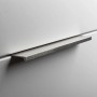 SOTECH Griffleiste Searl aus gebürstetem Aluminium in Edelstahloptik an heller Möbelfront.