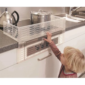 Transparentes Herdschutzgitter Deluxe mit Schalterabdeckung zum Schutz vor heißen Herdplatten.