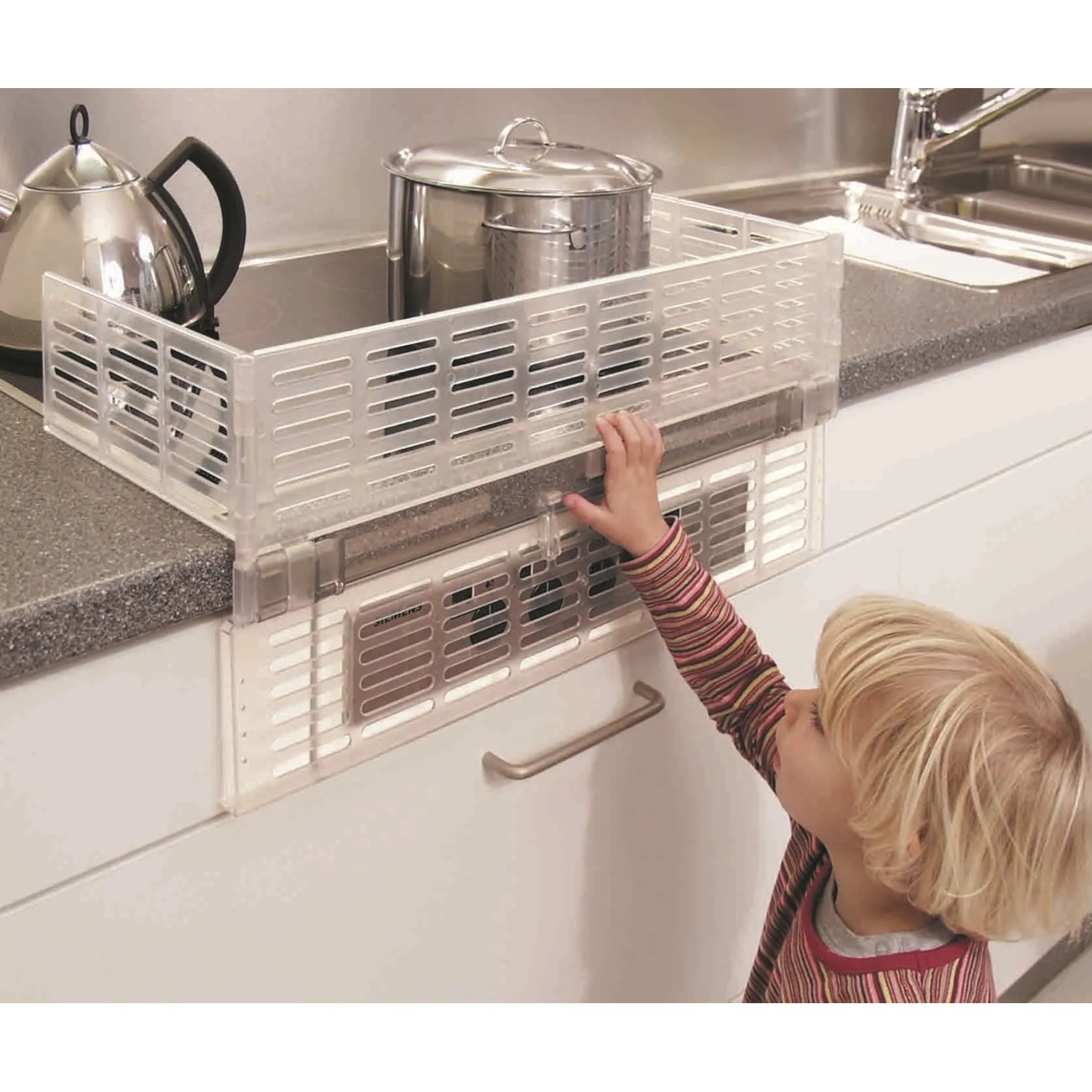 Transparentes Herdschutzgitter Deluxe mit Schalterabdeckung zum Schutz vor heißen Herdplatten.