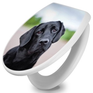 Weißer WC-Sitz mit Absenkautomatik und Motiv eines schwarzen Labrador Hundes.