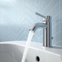 Glänzende Chrom Ideal Standard Waschtischarmatur Ceraline mit laufendem Wasser.