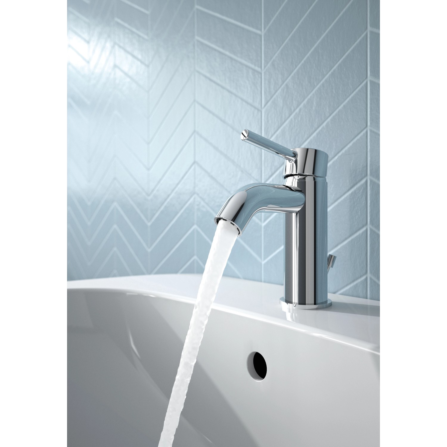 Glänzende Chrom Ideal Standard Waschtischarmatur Ceraline mit laufendem Wasser.