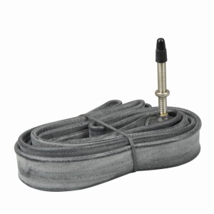 Fischer Fahrradschlauch 28 Zoll mit Sclaverandventil, zusammengerollt und mit Band fixiert.