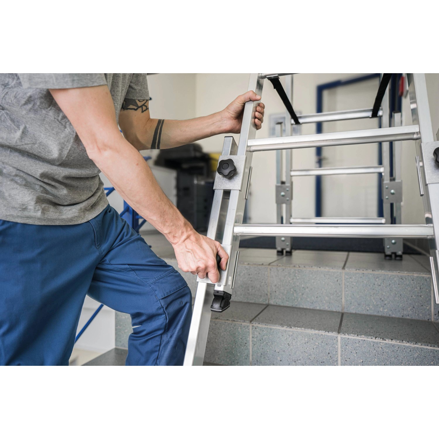 PROREGAL Stufen-Stehleiter, treppengängig, 2x5 Stufen, Aluminiumleiter auf Treppe mit Person.