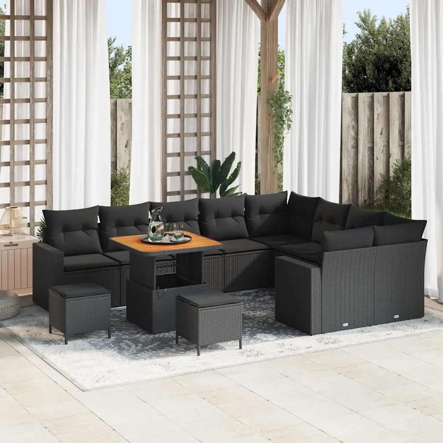 Schwarzes 12-tlg. vidaXL Garten-Sofa-Set aus Poly Rattan mit Tisch und Hockern für Terrasse und Garten.