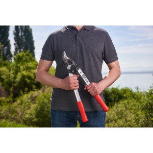 Felco Astschere 211-50 mit ziehendem Schneidkopf (50 cm) in den Händen einer Person.